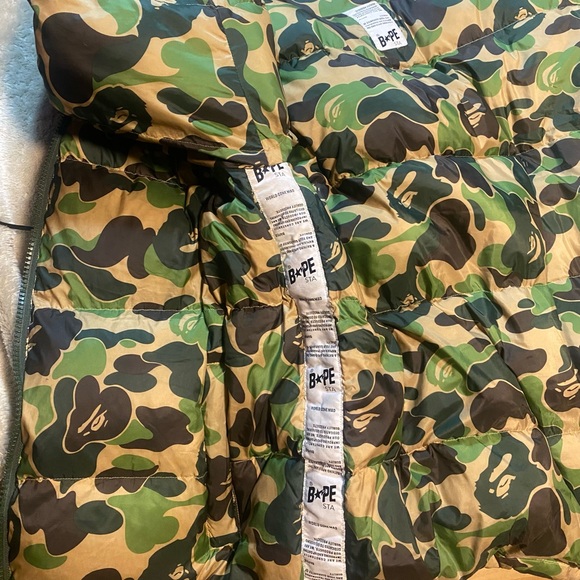 Size m bape down jacket - Picture 3 of 3